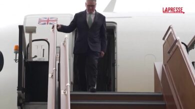 Iran, Starmer negli Emirati Arabi Uniti: l'arrivo ad Abu Dhabi
