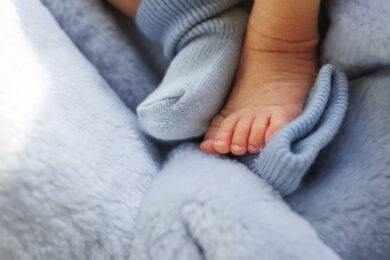 Roma, neonato tra droga e rifiuti: denunciata la madre e arrestato compagno