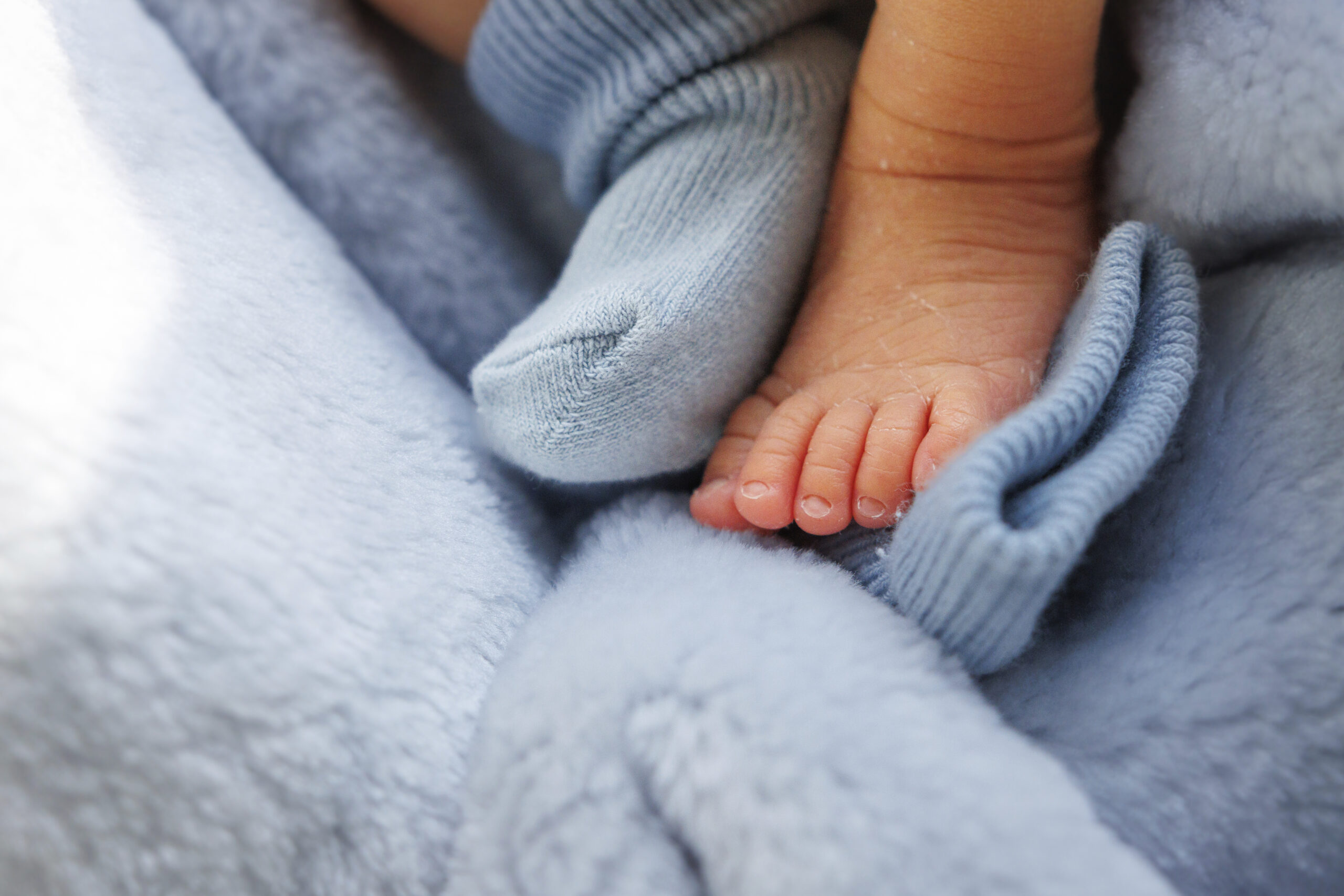 Roma, neonato tra droga e rifiuti: denunciata la madre e arrestato compagno