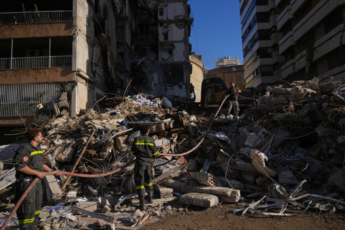 Macerie nel centro di Beirut dopo l'ennesimo raid israeliano. (AP Photo/Hassan Ammar)