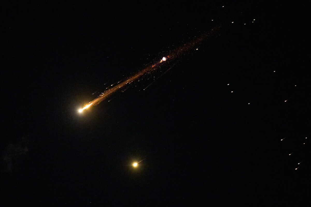 Un missile attraversa il cielo israeliano. (AP Photo/Ariel Schalit)