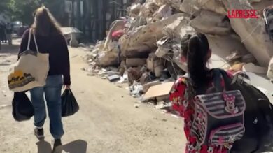 Beirut, i residenti cercano le proprie cose tra le macerie dei palazzi