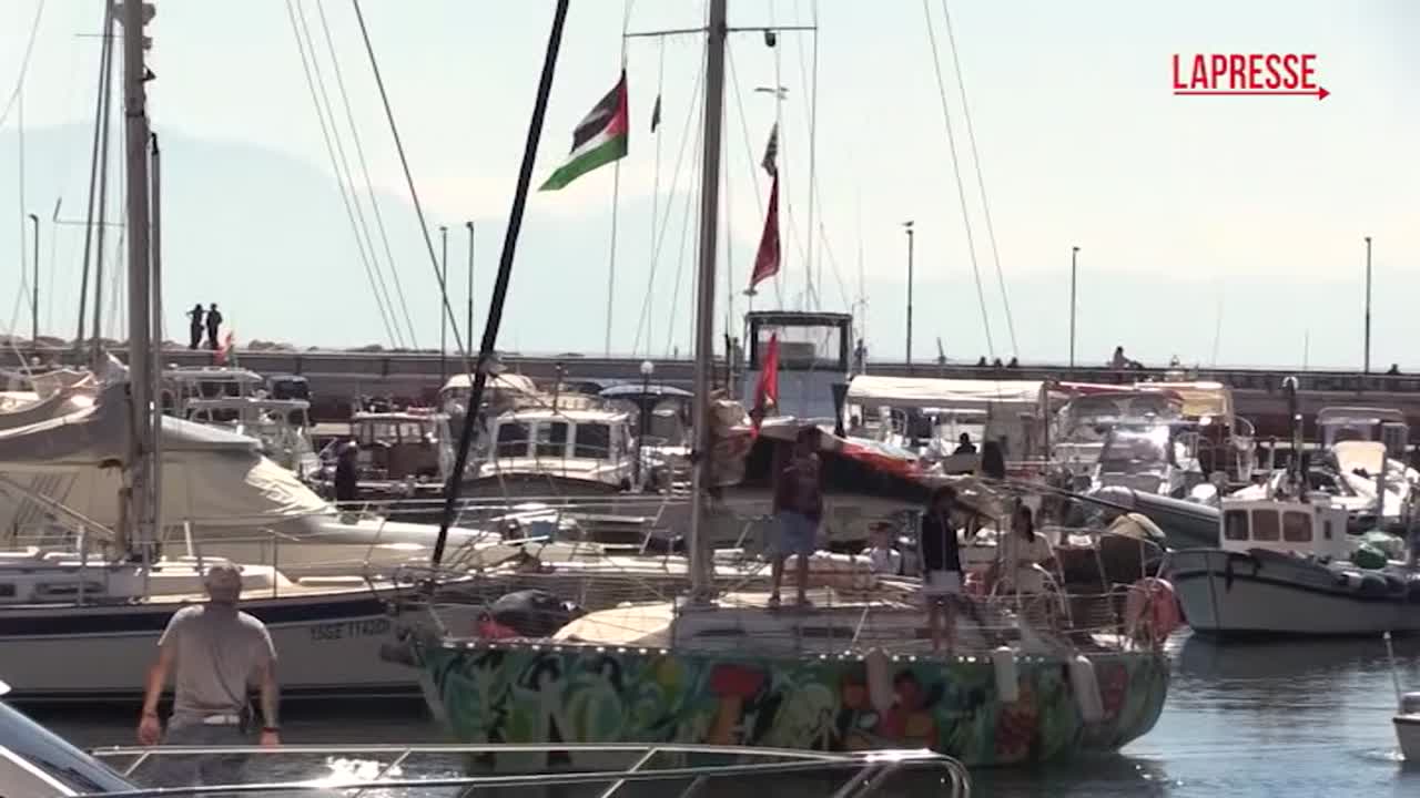 Napoli, l'arrivo degli equipaggi del 'Thousand Madleens to Gaza'