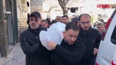 Gaza, in città l'ultimo saluto a due cugini morti in un attacco aereo