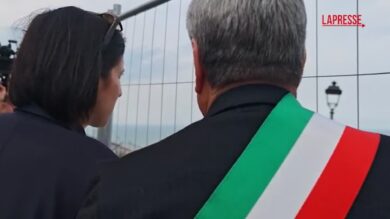 Petacciato, Schlein abbraccia sindaco dopo sopralluogo sulla frana