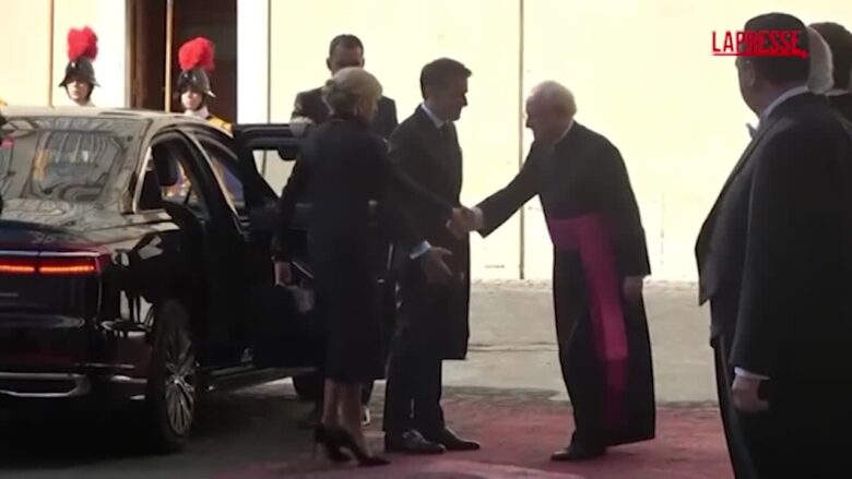 Macron vede il Papa, l'arrivo del presidente francese e della moglie Brigitte in Vaticano