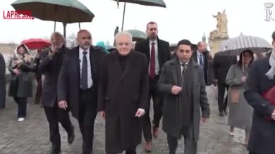 Mattarella a Praga, studenti italiani cantano l’inno di Mameli: l’incontro su Ponte Carlo