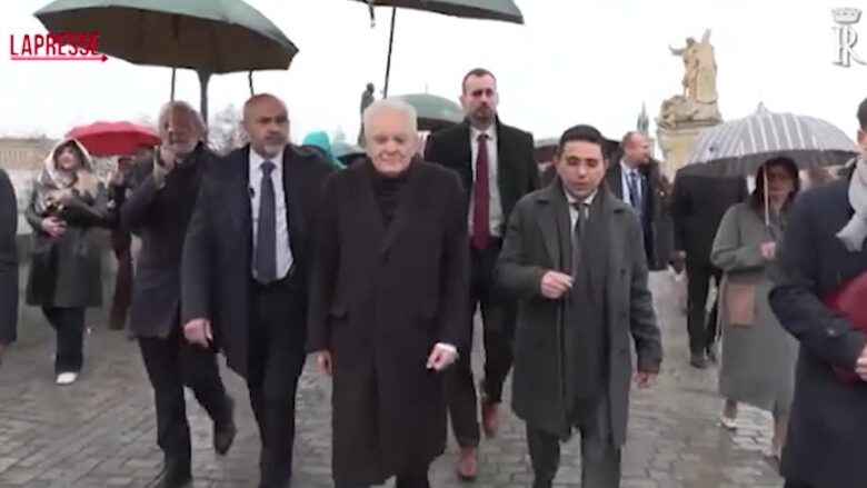 Mattarella a Praga, studenti italiani cantano l’inno di Mameli: l’incontro su Ponte Carlo