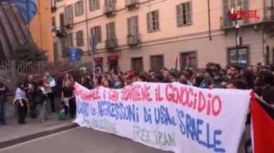 Torino, in centinaia al presidio per Gaza: cori contro Giorgia Meloni