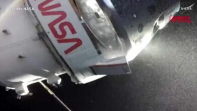 Artemis II, rientrata sulla Terra la capsula con gli astronauti: il video dell'ammaraggio