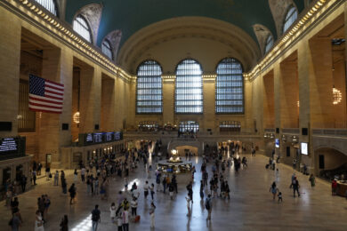 Usa, accoltellamento alla stazione di New York: tre feriti gravi, aggressore ucciso