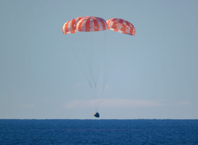 Artemis II, gli astronauti rientrati sulla Terra: ammaraggio nel Pacifico