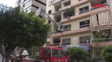 Libano, soccorritori scavano tra le macerie a Beirut in cerca di un adolescente disperso