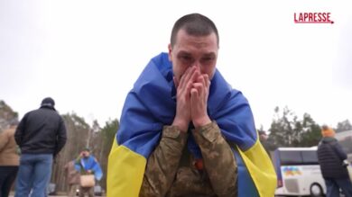 Ucraina, scambio di prigionieri tra Mosca e Kiev: i soldati tornano nelle rispettive patrie