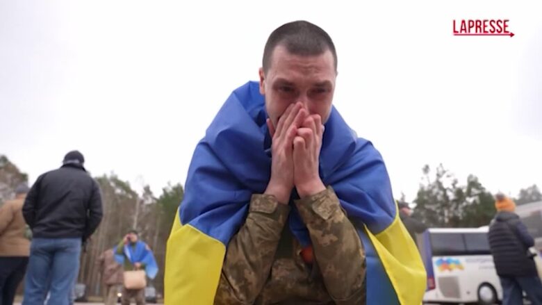 Ucraina, scambio di prigionieri tra Mosca e Kiev: i soldati tornano nelle rispettive patrie