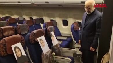Iran, il presidente del Parlamento di Teheran guarda le foto dei bambini uccisi in un attacco statunitense