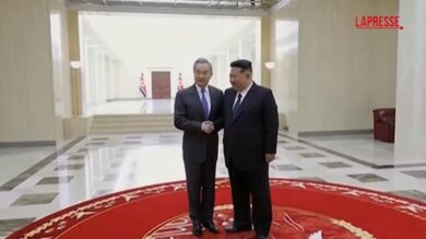 Nord Corea, Kim riceve il ministro degli Esteri cinese Wang Yi