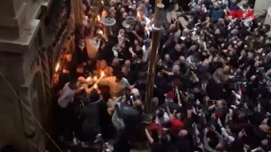 Gerusalemme, candele illuminano la chiesa del Santo Sepolcro durante la cerimonia del Fuoco Santo