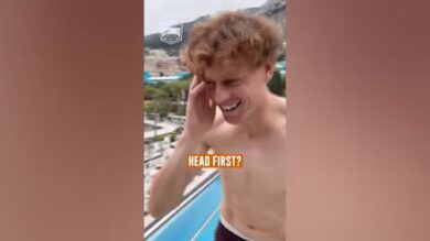 Sinner festeggia con un tuffo dal trampolino la vittoria all'Atp Montecarlo 2026