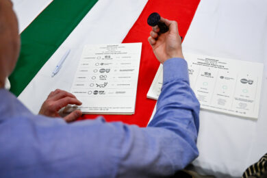 Elezioni in Ungheria, seggi aperti: sfida tra Orban e Magyar