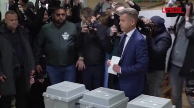 Ungheria, il leader dell'opposizione Peter Magyar al seggio per le elezioni