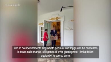 Trump riceve un’ordinazione di McDonald’s alla Casa Bianca, poi il siparietto con l’addetta