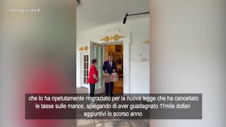 Trump riceve un’ordinazione di McDonald’s alla Casa Bianca, poi il siparietto con l’addetta