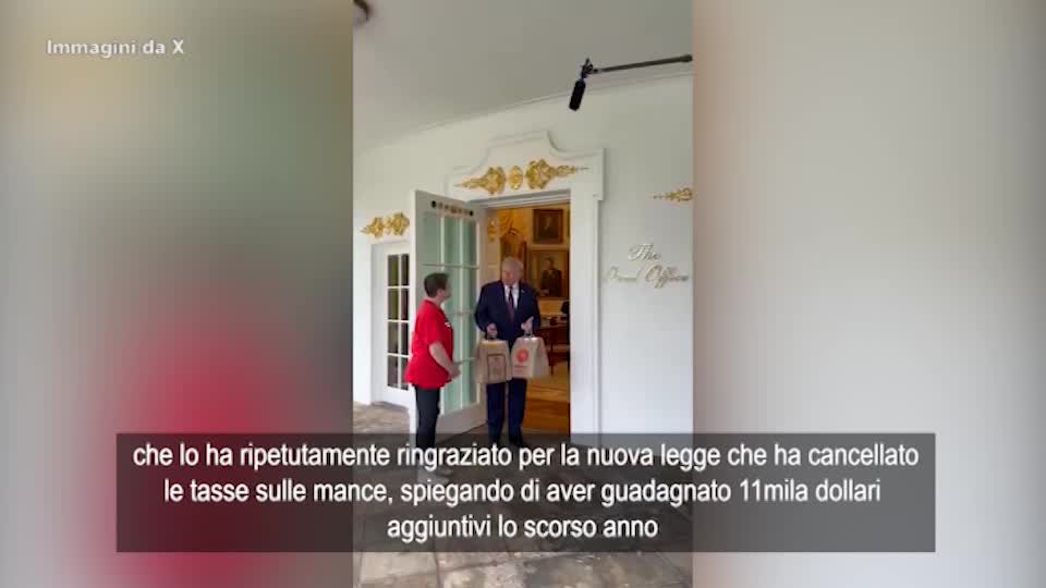 trump riceve un8217ordinazione di mcdonald8217s alla casa bianca poi il siparietto con l8217addetta da Lapresse.it trump riceve un8217ordinazione di mcdonald8217s alla casa bianca poi il siparietto con l8217addetta