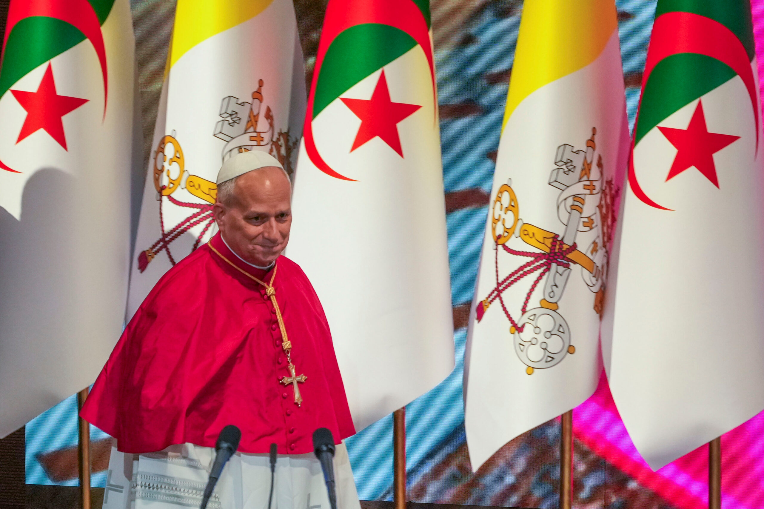 Leone XIV in Algeria: “Non ho paura di Trump”. Meloni: “Inaccettabili parole del presidente Usa sul Papa”