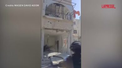 Israele, le immagini di un condominio distrutto dai razzi di Hezbollah