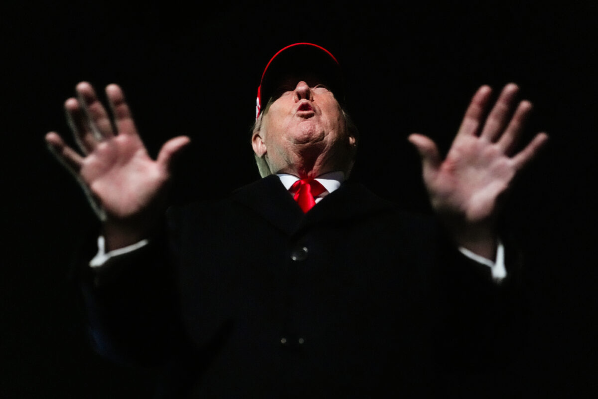 Donald Trump parla con i giornalisti dopo essere sceso dall'Air Force One. (AP Photo/Julia Demaree Nikhinson)