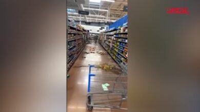 Terremoto in Nevada:  vetri in frantumi e cibo sparso sul pavimento in un negozio di Fallon