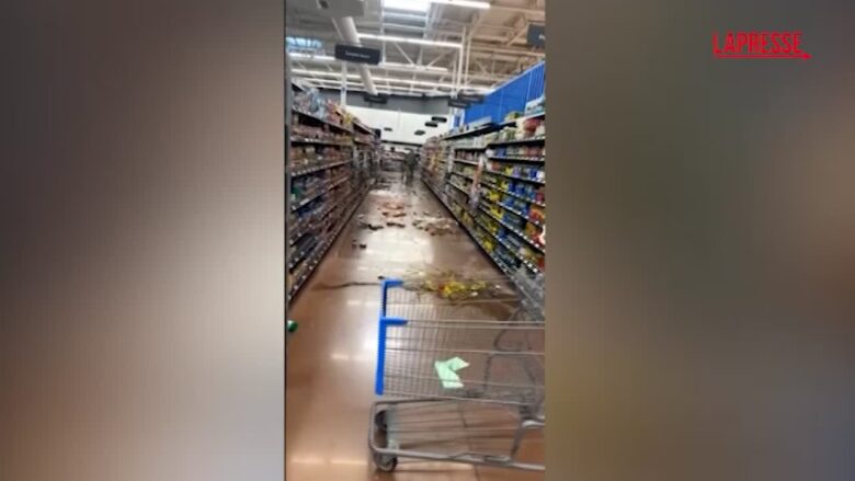 Terremoto in Nevada:  vetri in frantumi e cibo sparso sul pavimento in un negozio di Fallon