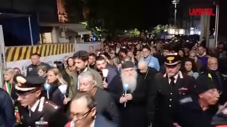 Massa, migliaia in piazza per la fiaccolata in memoria di Giacomo Bongiorni