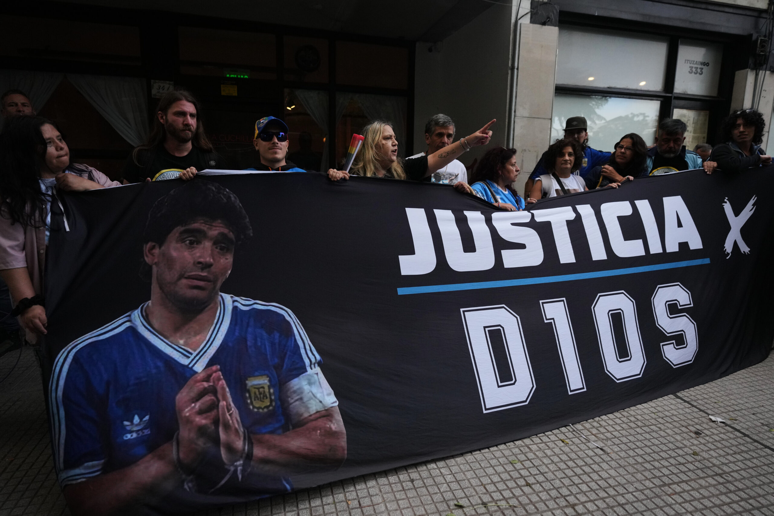Maradona, ripreso oggi il processo sulla morte del campione. Legale famiglia: “Fiducia nei giudici” Maradona, ripreso oggi il processo sulla morte del campione. Legale famiglia: “Fiducia nei giudici”