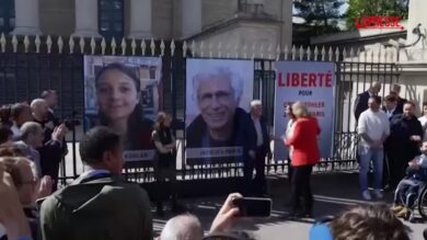 Francia, gli ex ostaggi dell'Iran Cécile Kohler e Jacques Paris rimuovono i propri ritratti dai cancelli del Parlamento