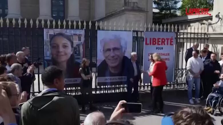 Francia, gli ex ostaggi dell'Iran Cécile Kohler e Jacques Paris rimuovono i propri ritratti dai cancelli del Parlamento