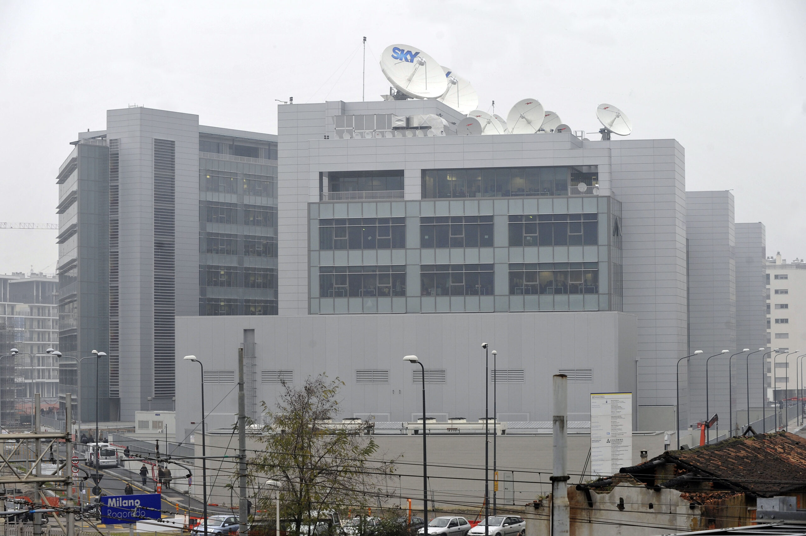 Milano, morto bloccato a terra: assolti i due vigilantes di Sky