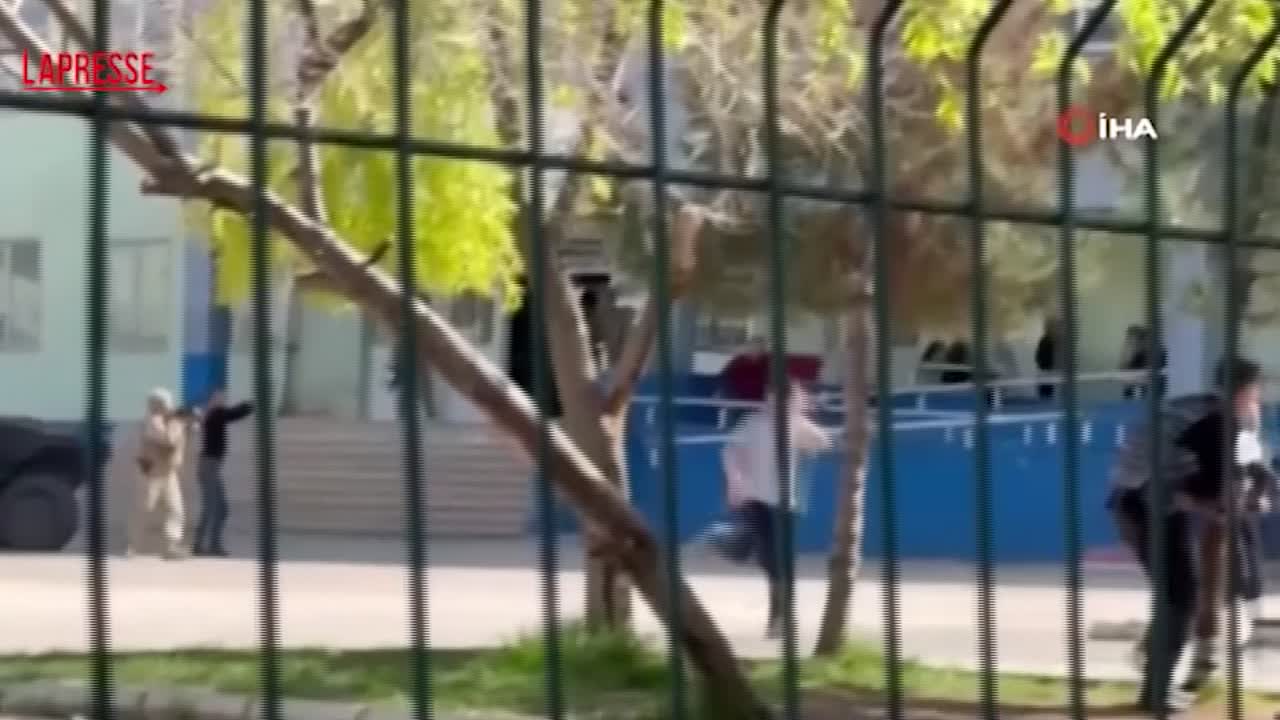 turchia sparatoria di massa in una scuola la fuga degli studenti da Lapresse.it turchia sparatoria di massa in una scuola la fuga degli studenti