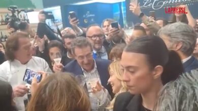 Vinitaly, grande accoglienza e cori per Meloni: "Grande Giorgia"