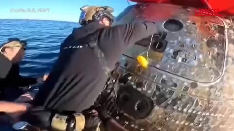 Artemis II, il video in primo piano dei sommozzatori che recuperano gli astronauti dopo l'ammaraggio
