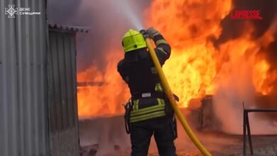 Ucraina, un attacco russo provoca un vasto incendio nella zona industriale di Sumy