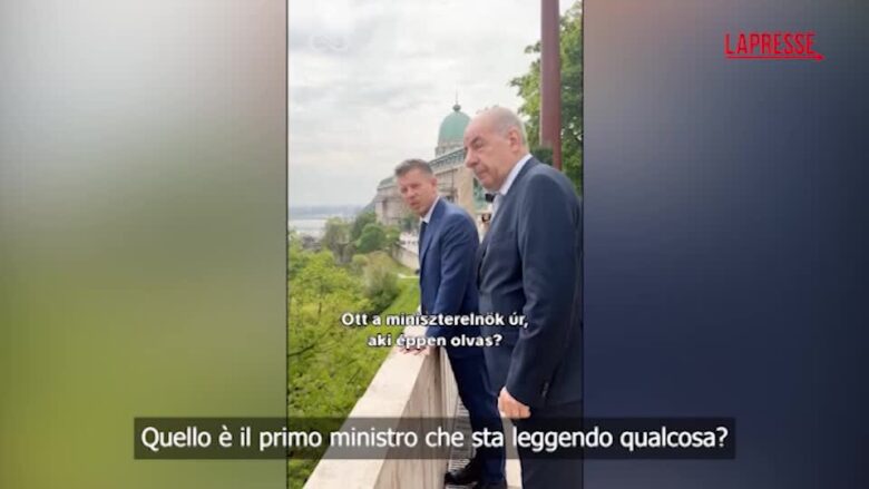 Ungheria, Magyar scorge Orbán sul balcone del palazzo presidenziale e lo saluta: "È una scena da film"