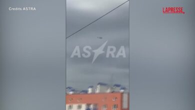 Russia, attacco ucraino a Sterlitamak: il viaggio del drone ripreso dai balconi