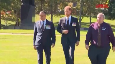 Australia, il principe Harry partecipa alla cerimonia indigena del fumo