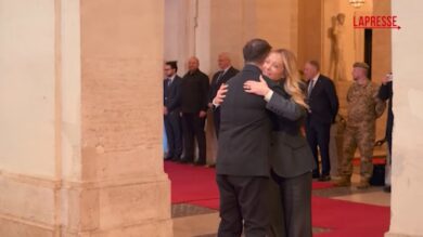 Ucraina, l'abbraccio di Meloni a Zelensky al suo arrivo a Palazzo Chigi