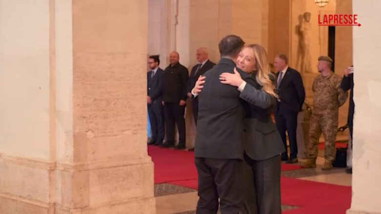 Ucraina, l'abbraccio di Meloni a Zelensky al suo arrivo a Palazzo Chigi