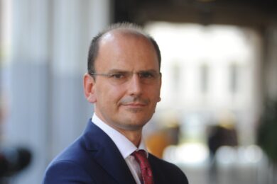 Guerra in Iran, allarme carenza farmaci equivalenti. “Tempi di consegna triplicati”