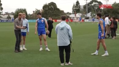Australia, il principe Harry gioca a rugby assieme ai giocatori del Western Bulldogs a Melbourne