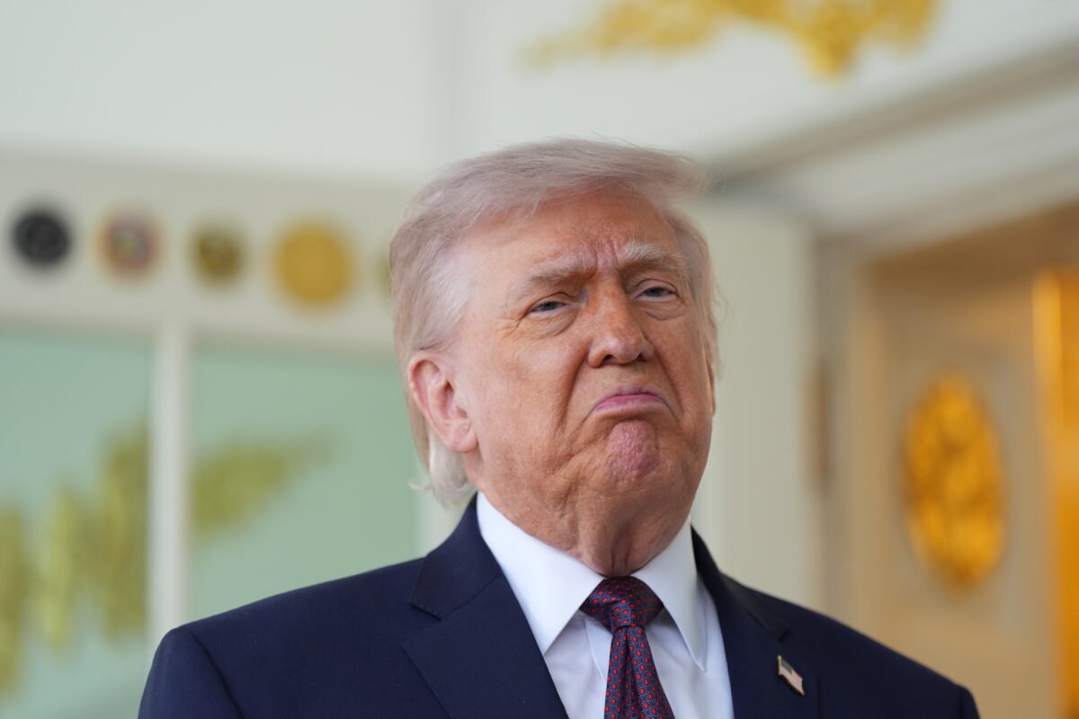 Il presidente Donald Trump parla fuori dallo Studio Ovale della Casa Bianca, lunedì 13 aprile 2026, a Washington. (Foto AP/Alex Brandon)